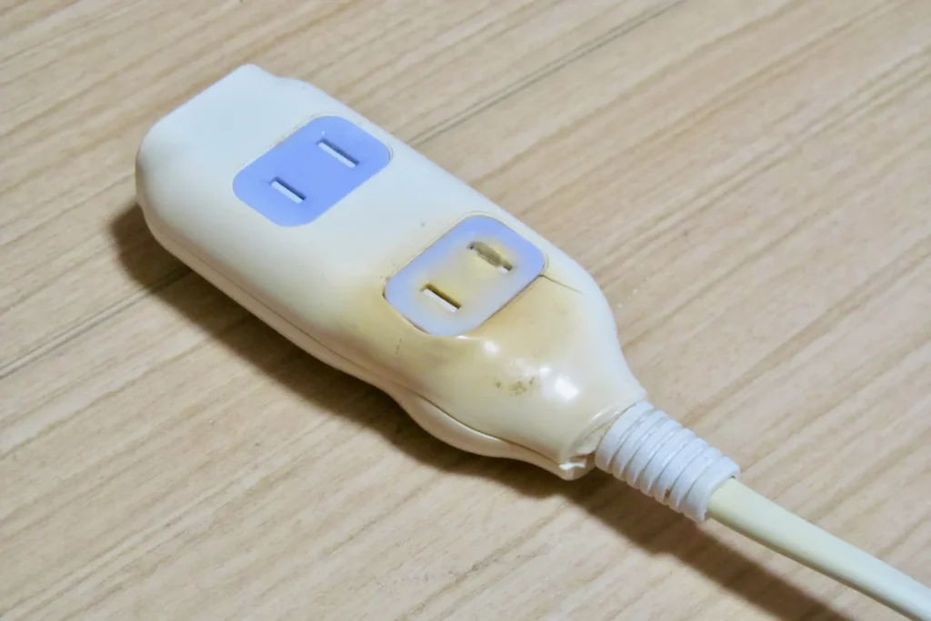 発熱で溶融した電源タップ
