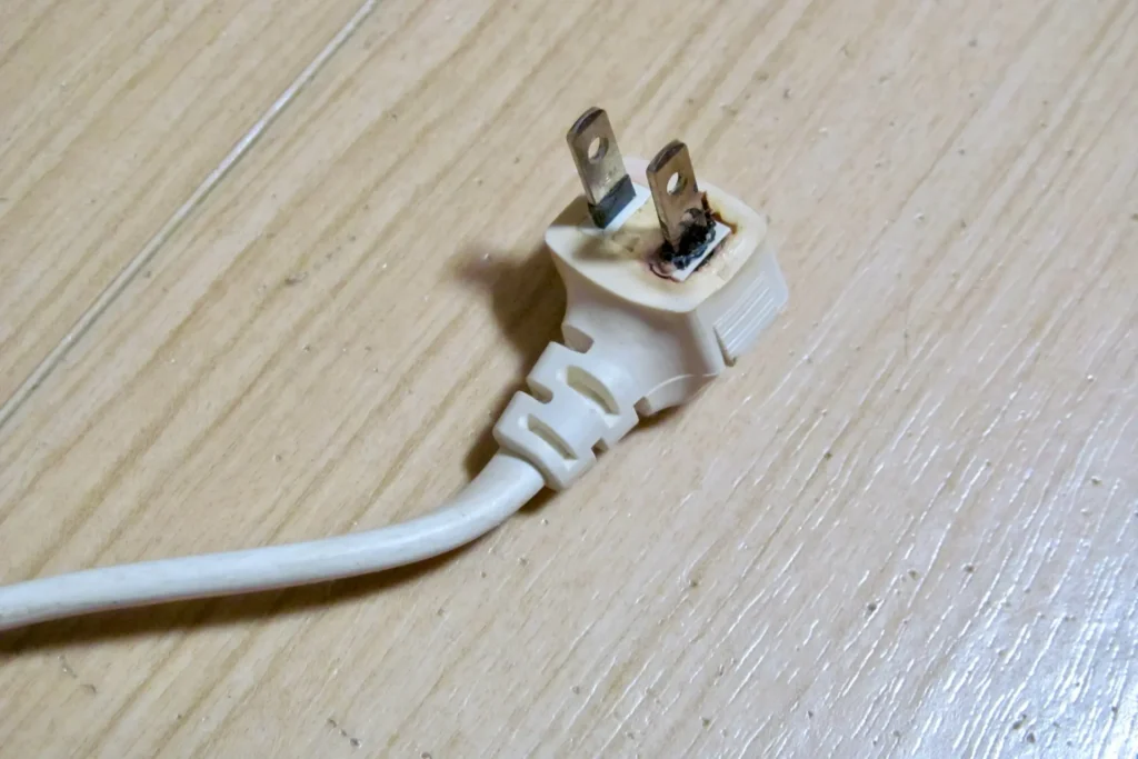 発熱で黒く変色・溶融した電源プラグ