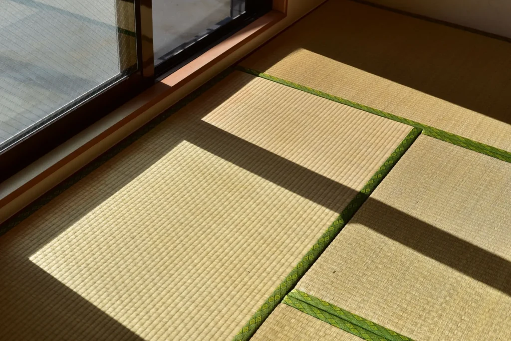 西日が差す部屋