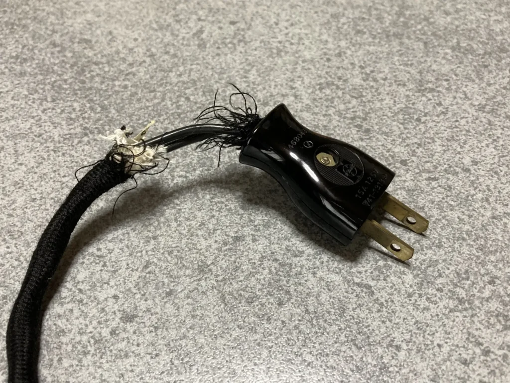 劣化して被覆が破れた電源コード